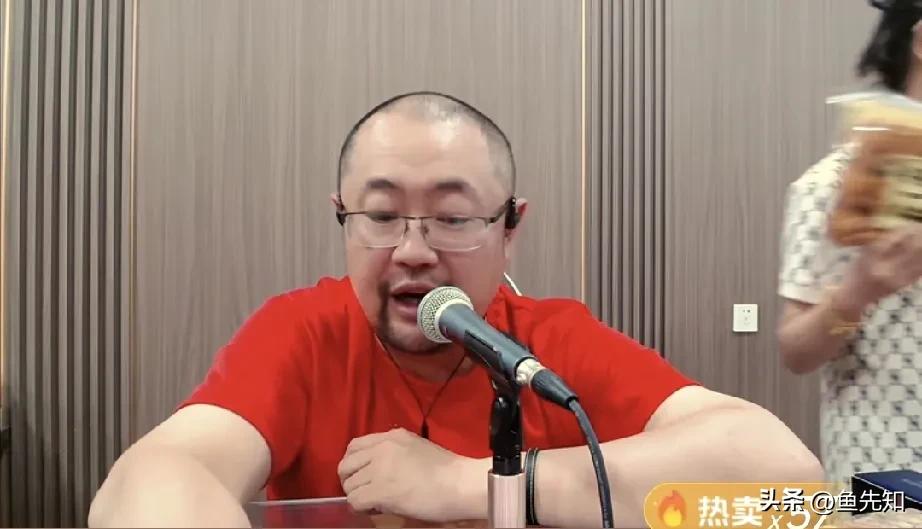 今晚男篮热身赛，最大赢家就是贾队长，他直播间一度达到17万人，光冷面就卖了一千多