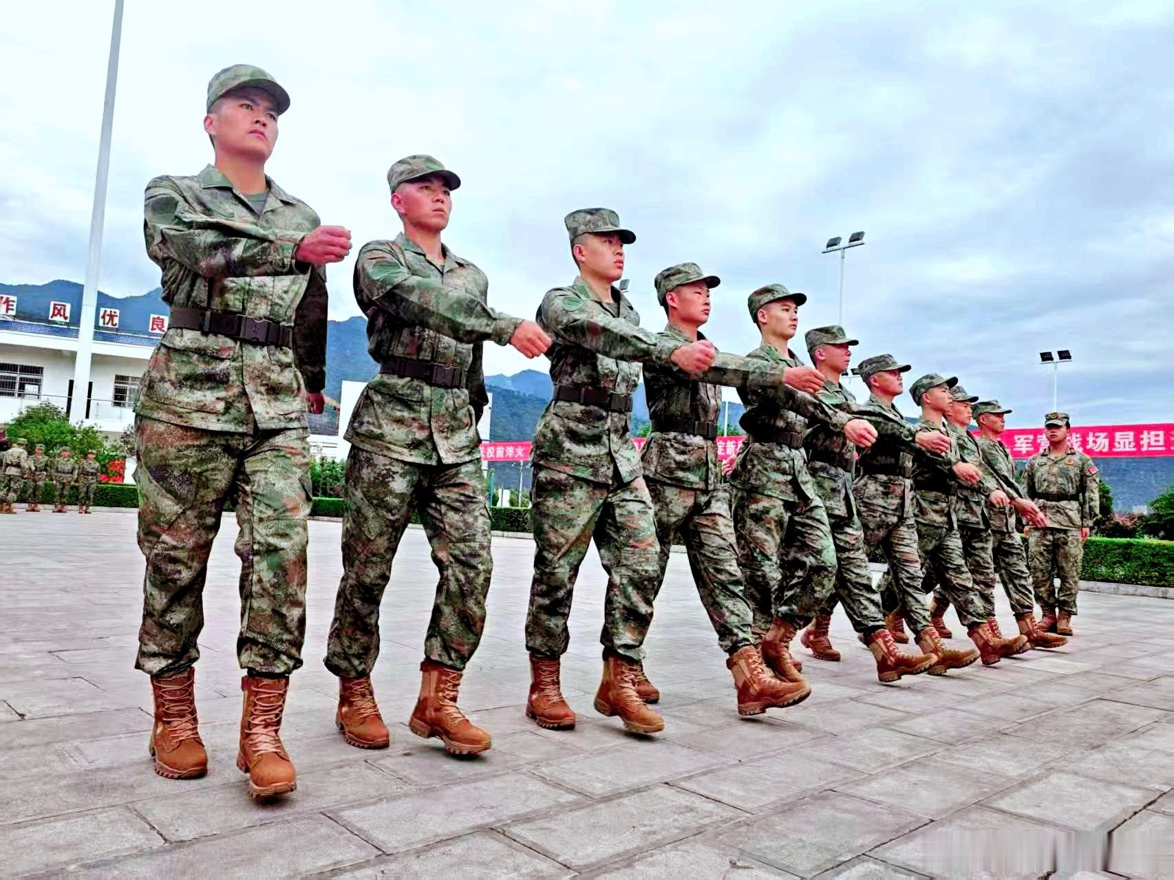 云南永善欢送62名新兵奔赴军营 9月15日，云南永善县2026年下半年新兵入伍出