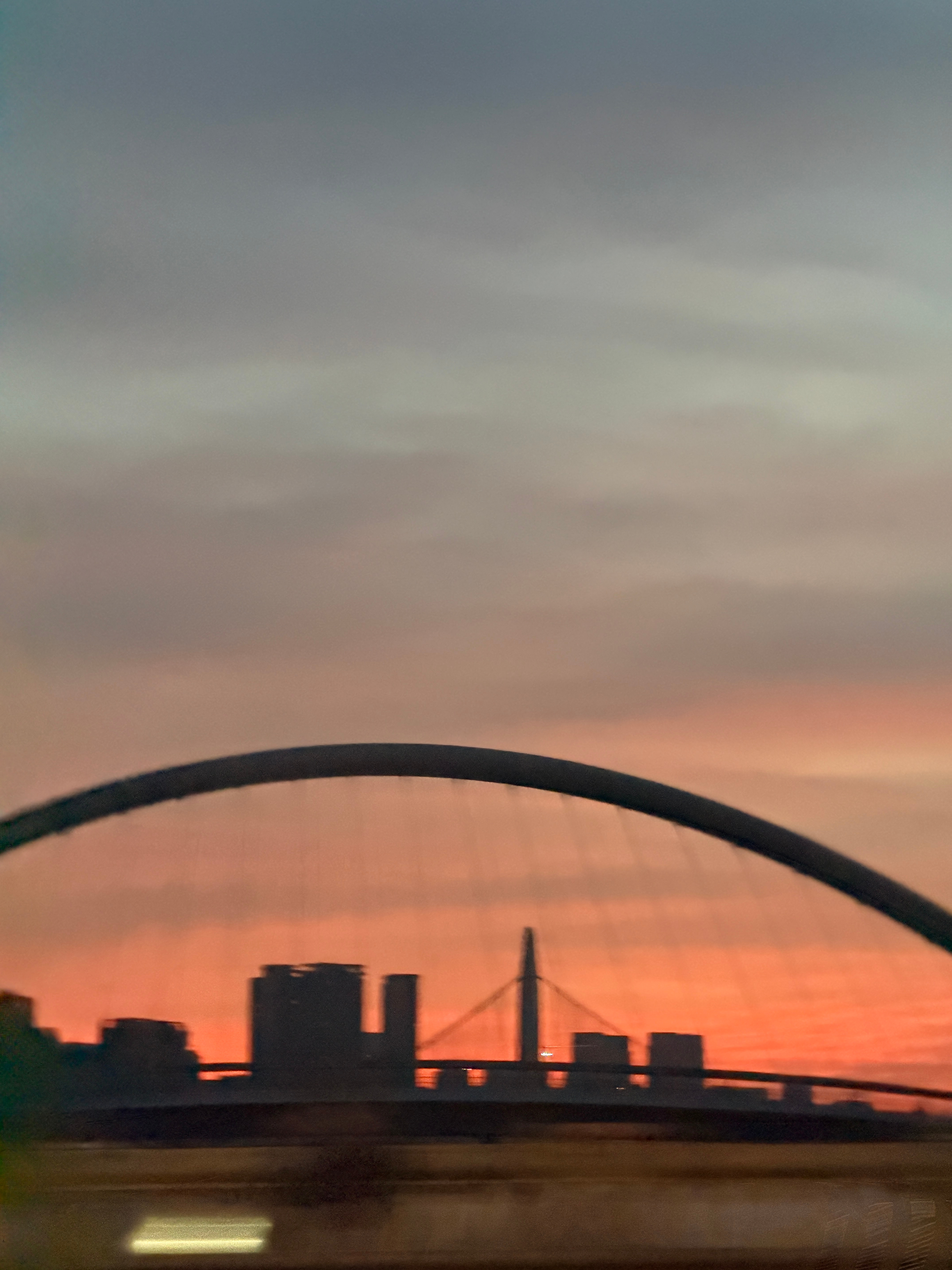 早 今天的清晨也很好看，玫瑰红早上看大埔屋邨宏福苑火灾已经初步控制住了希望伤亡人