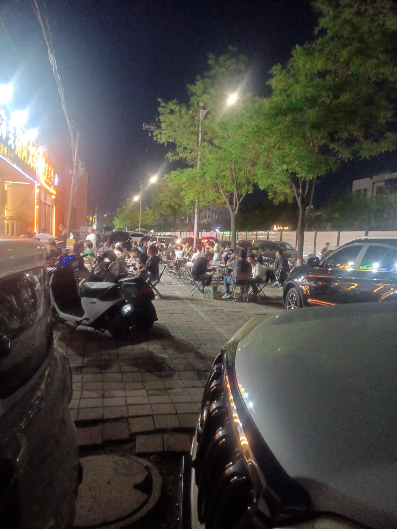 乍一听这称呼无所谓，细琢磨还是有门道的。
先举个例子吧。
曾经有个女同事，现在也