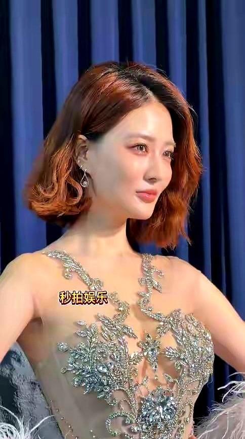 徐璐膝盖积水还坚持拍戏，这事儿没几个人知道。

现场生图一出，不少人盯着她脸上的