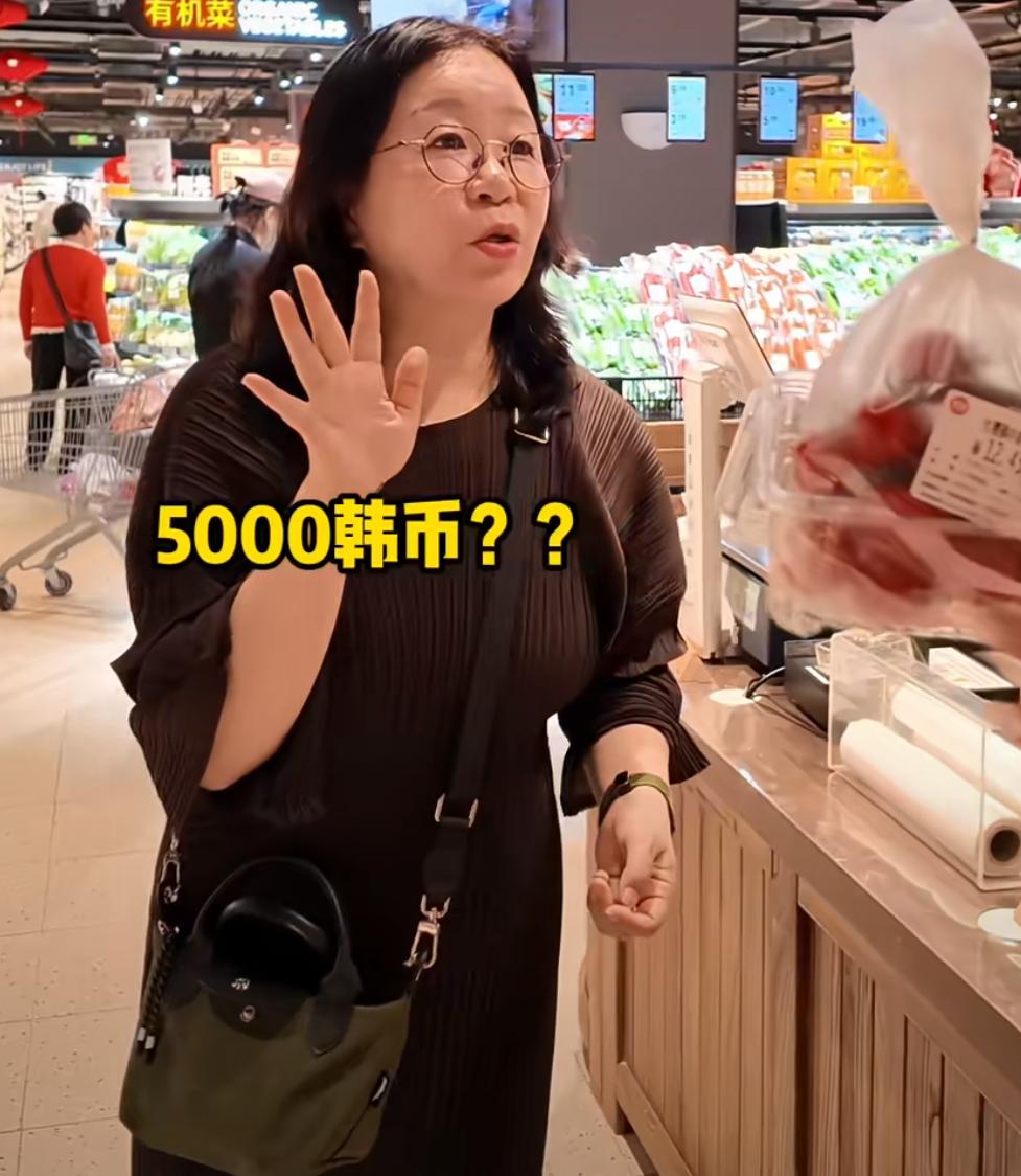 高物价把韩国人逼疯了，特地打飞地到上海疯狂买买买，谁能像上海的一个菜市场旁边的平