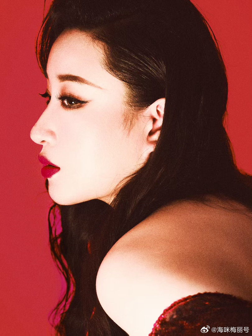 谁给锤娜丽莎化的妆锤娜丽莎浓妆风格这次红毯浓妆气场拉满，浓郁眼妆搭配饱满红唇，把