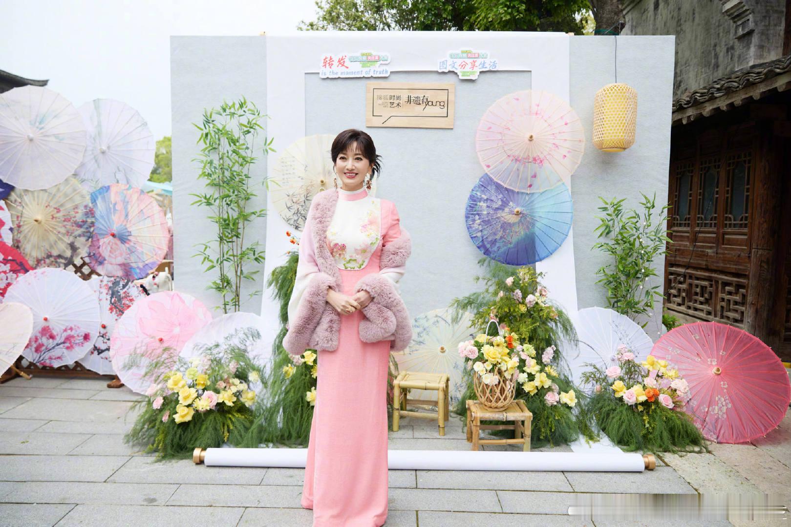 赵雅芝出站人气太高 赵雅芝人气太旺 谁懂！73岁的赵雅芝依旧明艳动人，国民女神名