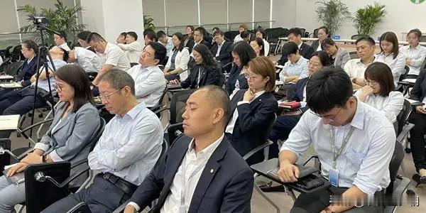 一个在英国的华人竟然说出这样的话：“中国不需要人才，而是需要会拍马屁的高手。” 