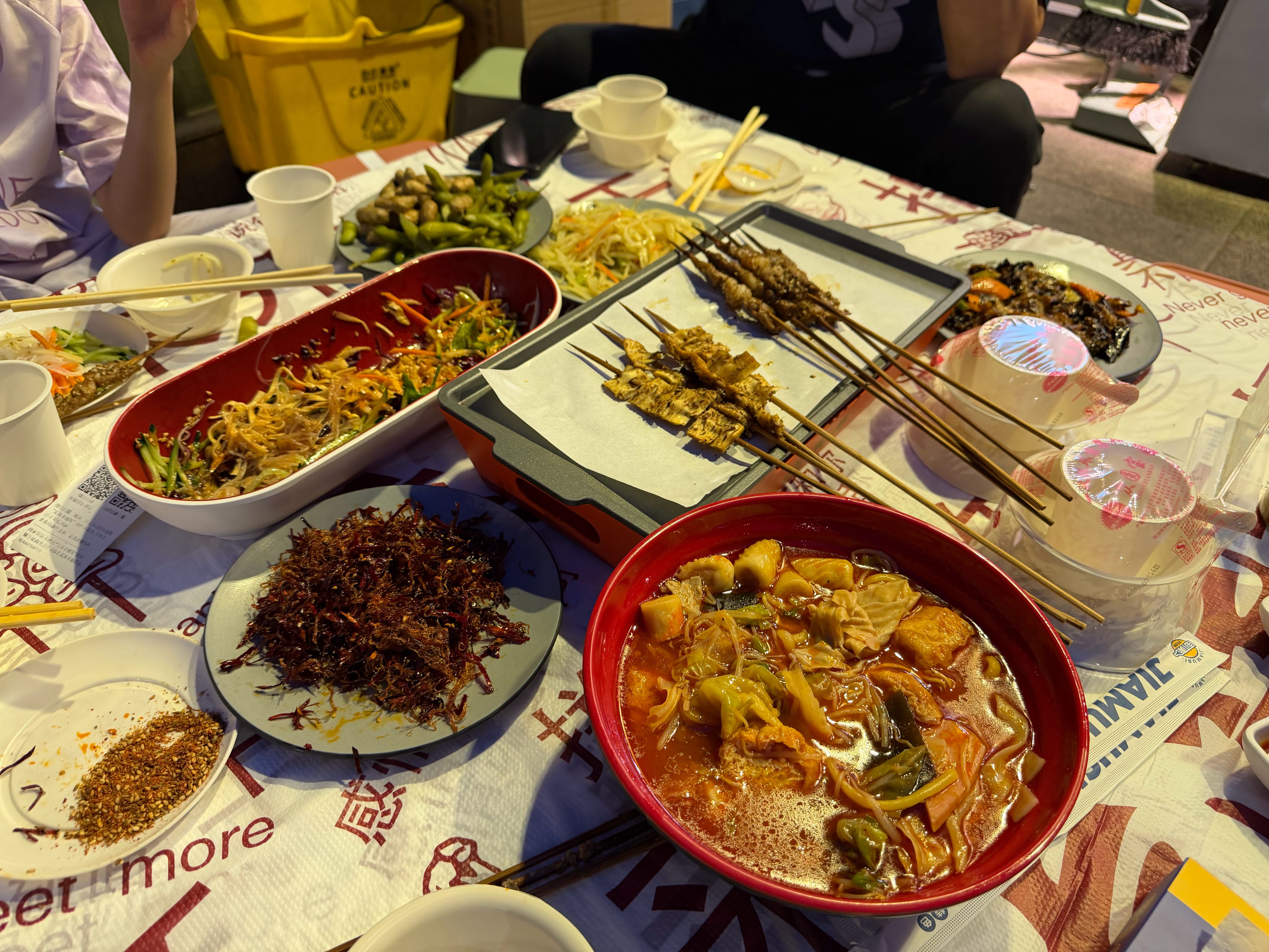 很多饭馆活不下去的原因是，菜的出品和质量很开业的时候完全没法比，下降的严重，份量