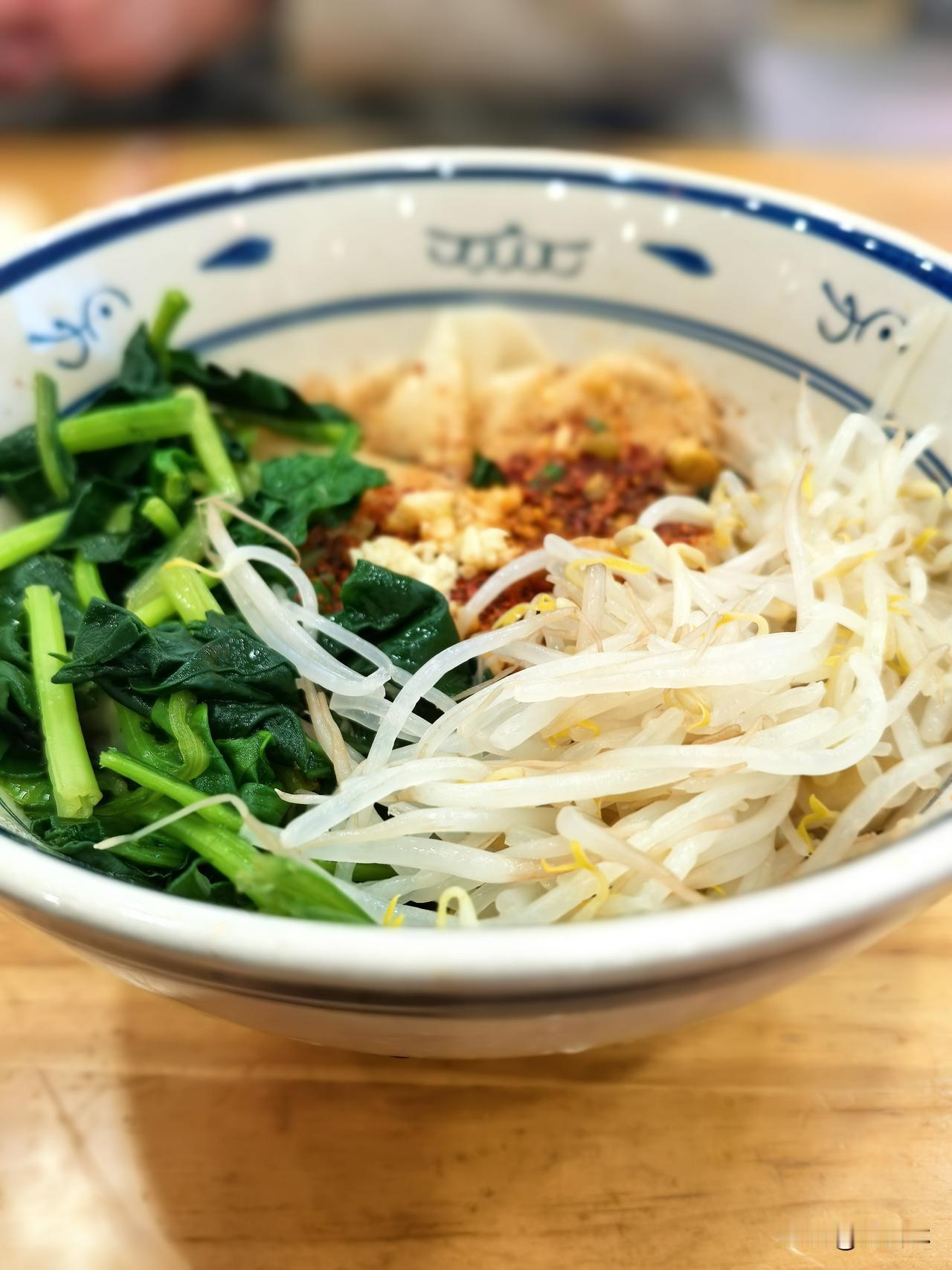 在乌鲁木齐经济技术开发区高铁片区126中学附近，我发现了一家宝藏餐厅。他家的陕西