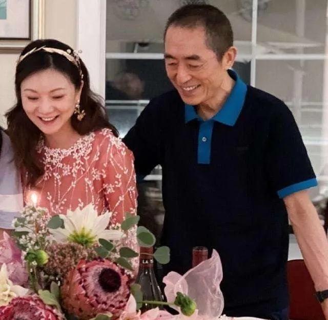 2000年，19岁的陈婷带着50岁的张艺谋回去见家长。陈婷父母一看是张艺谋，很吃