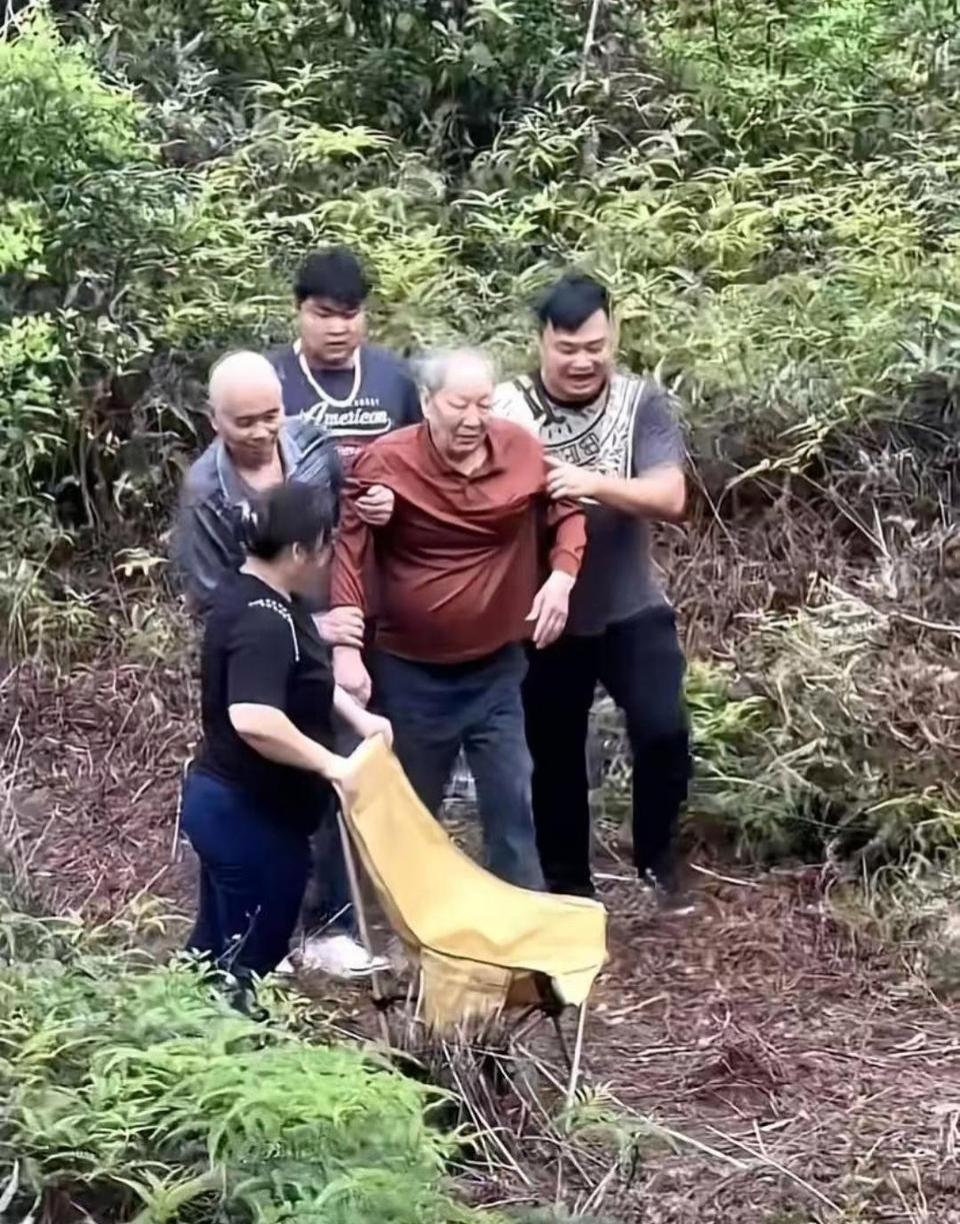 山路再难也要上山看望爹娘，
人到暮年，
心里最挂念的还是自己父母。
是不是我们老