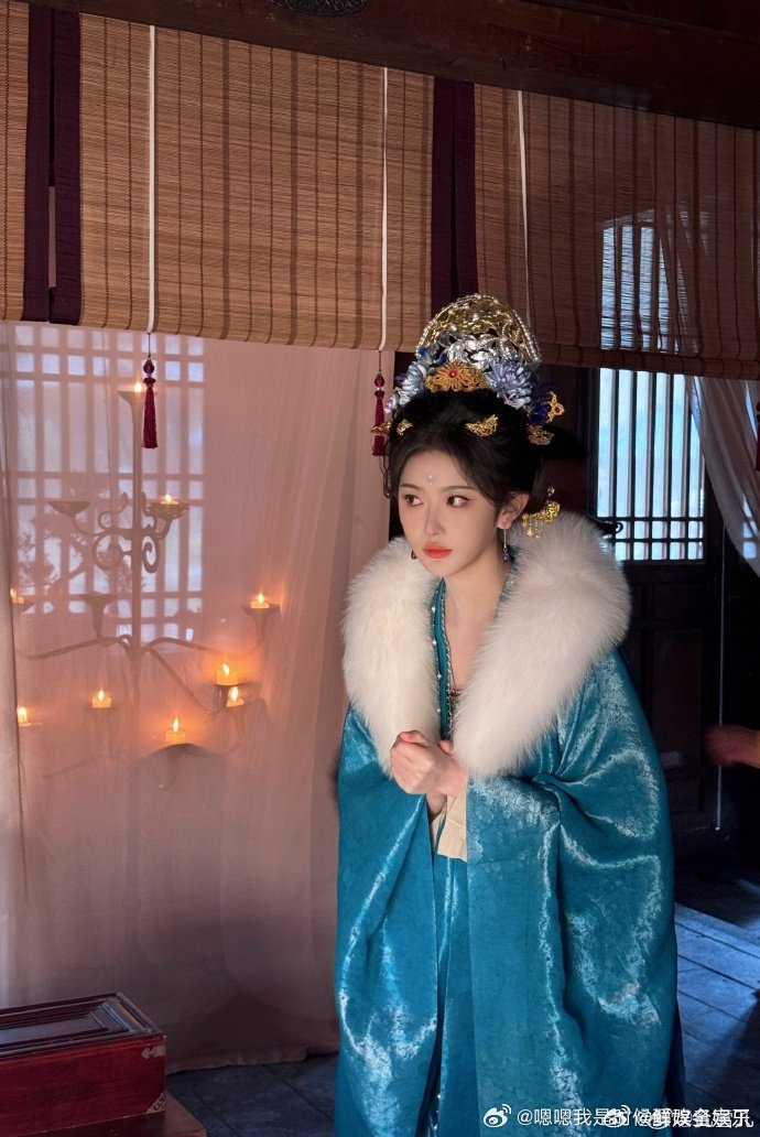 孔雪儿追上头了谁能不爱这种追剧追得真情实感，又很有版权意识的艺人啊。孔雪儿好有版