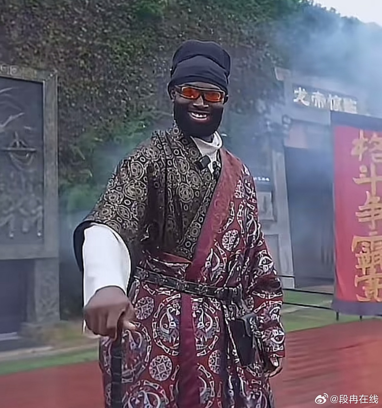 布朗可真会玩啊这可真是黑脸的包公NBA