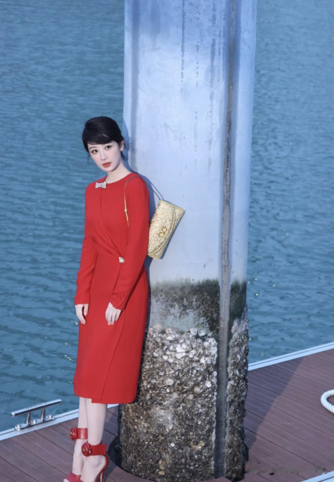 新的一年从营业开始！Andy穿红裙来送祝福啦，2026元旦快乐~💜扬紫穿红裙太