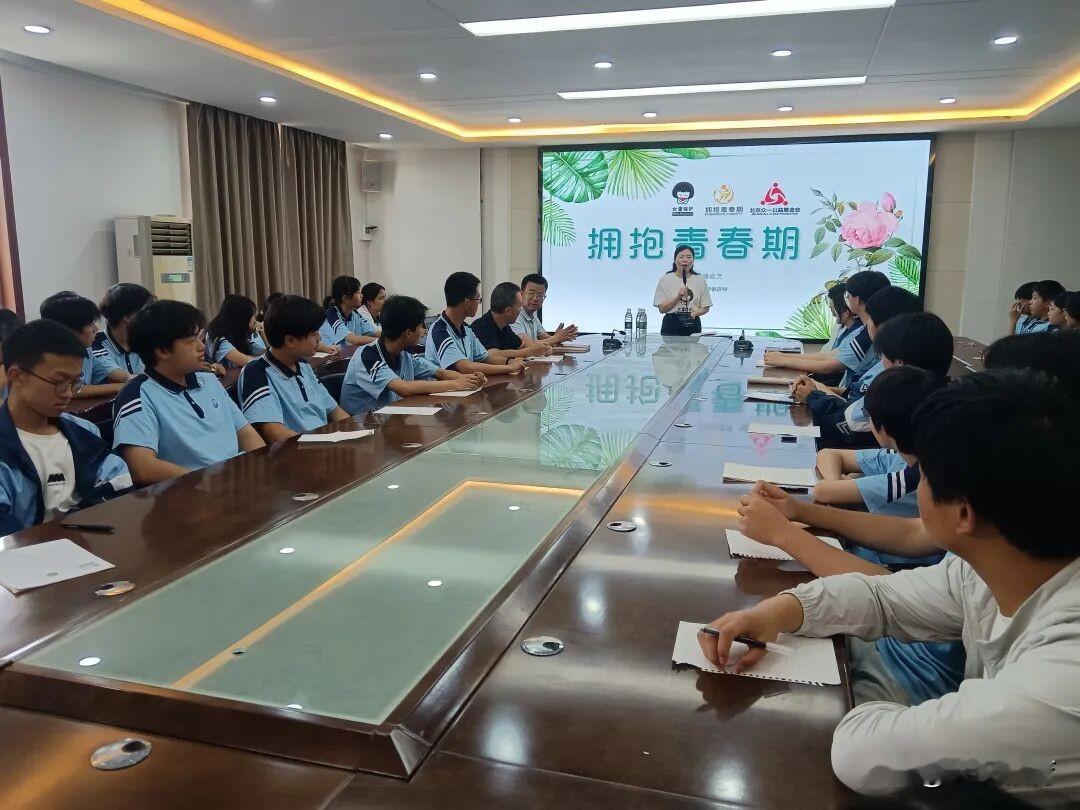 6月10日下午，汉中市铺镇中学邀请国家二级心理咨询师、“北京众一公益基金会”拥抱