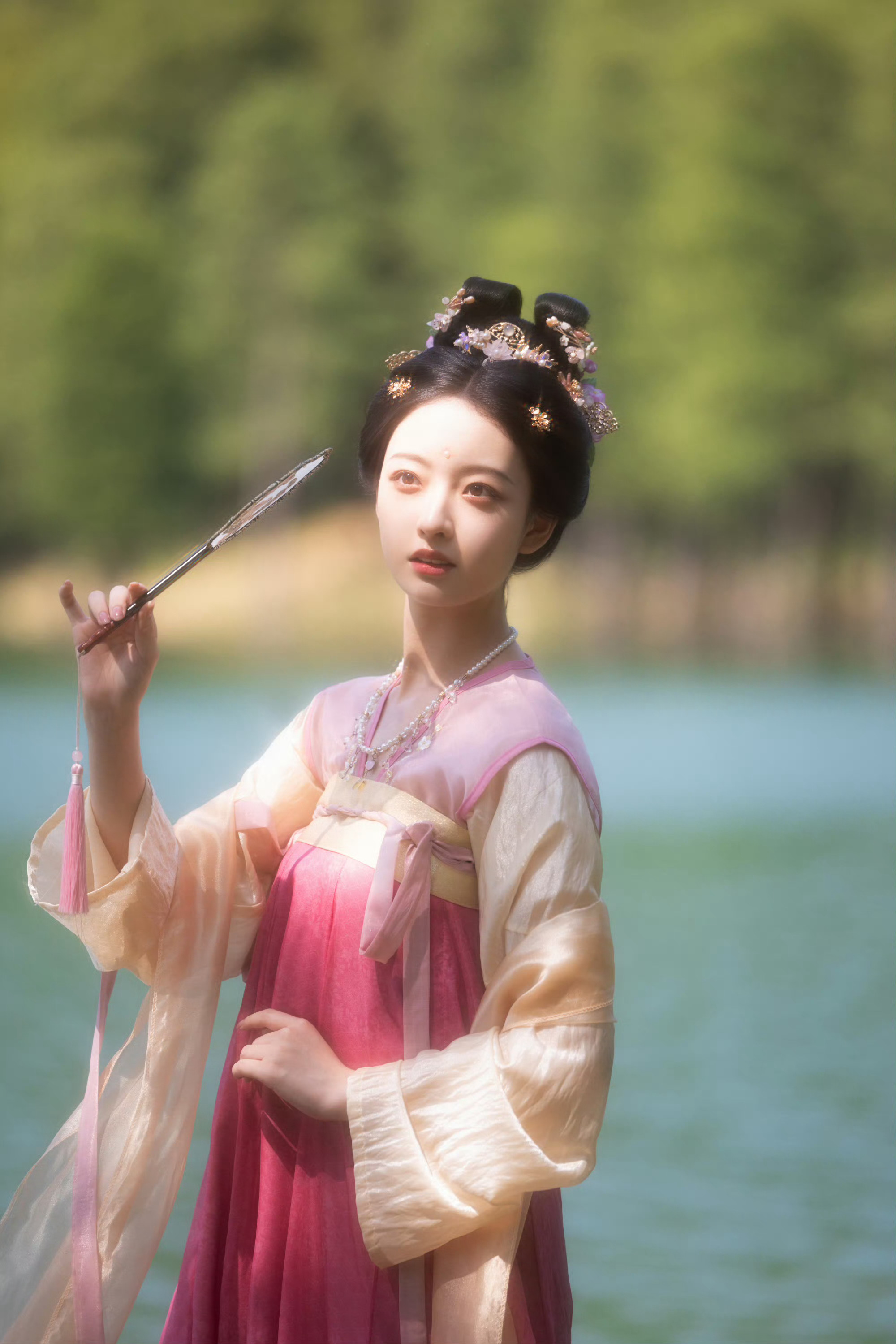 莫离的女二莫离笑看莫离女二蠢坏的行事风格，转头又忍不住心生怜悯。终日活在嫉妒之中