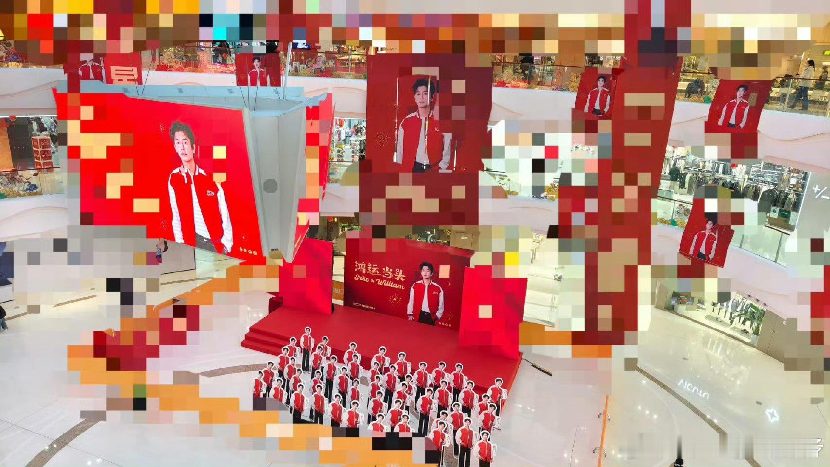 杨旭文一个人就是一个战队 笑晕！杨旭文人形立牌名场面太有梗了，红白色棒球服造型密