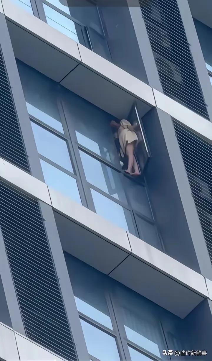 这个美女的胆子真大，如果去建筑工地，在几十层楼上，干刷外墙的活，一个月能挣2万元