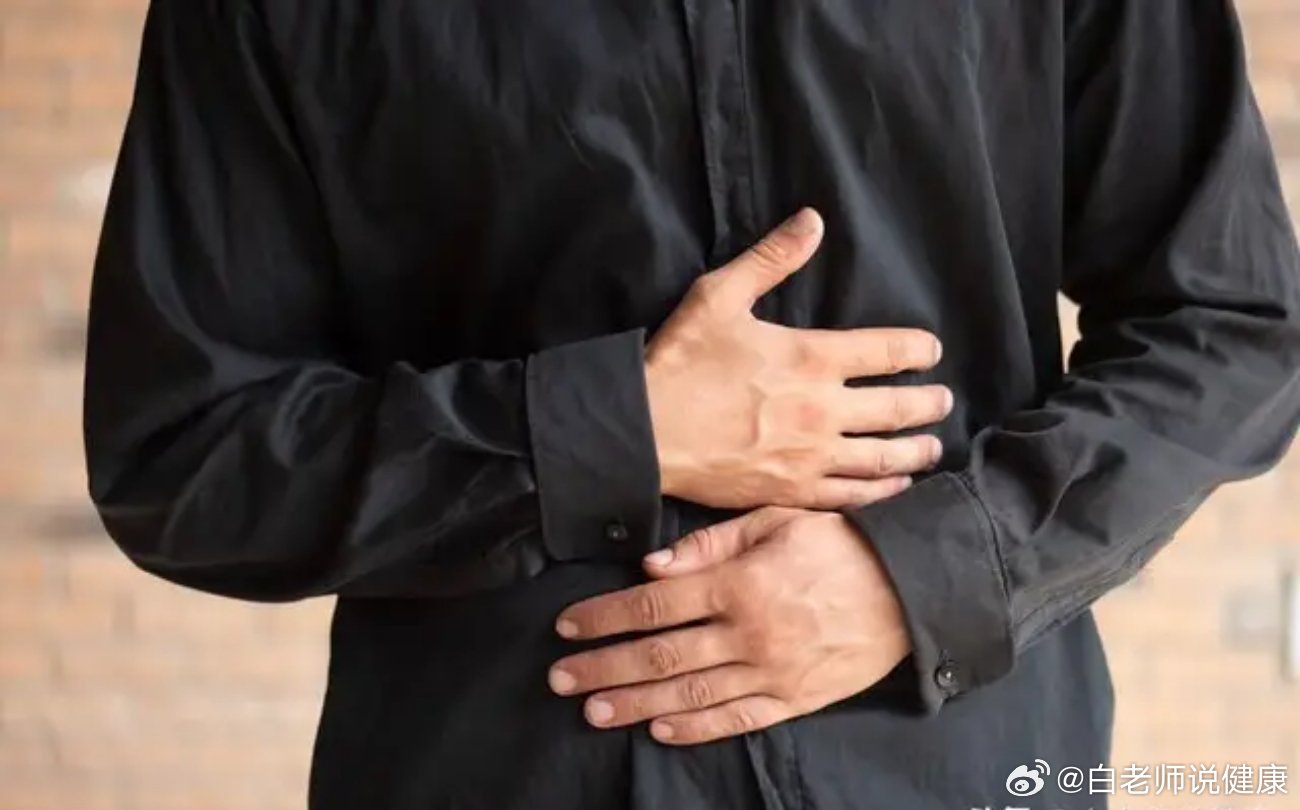 胃癌前兆你是否忽略了？医生：饭后若有3个表现，早做胃镜检查！胃癌是一种常见的消化