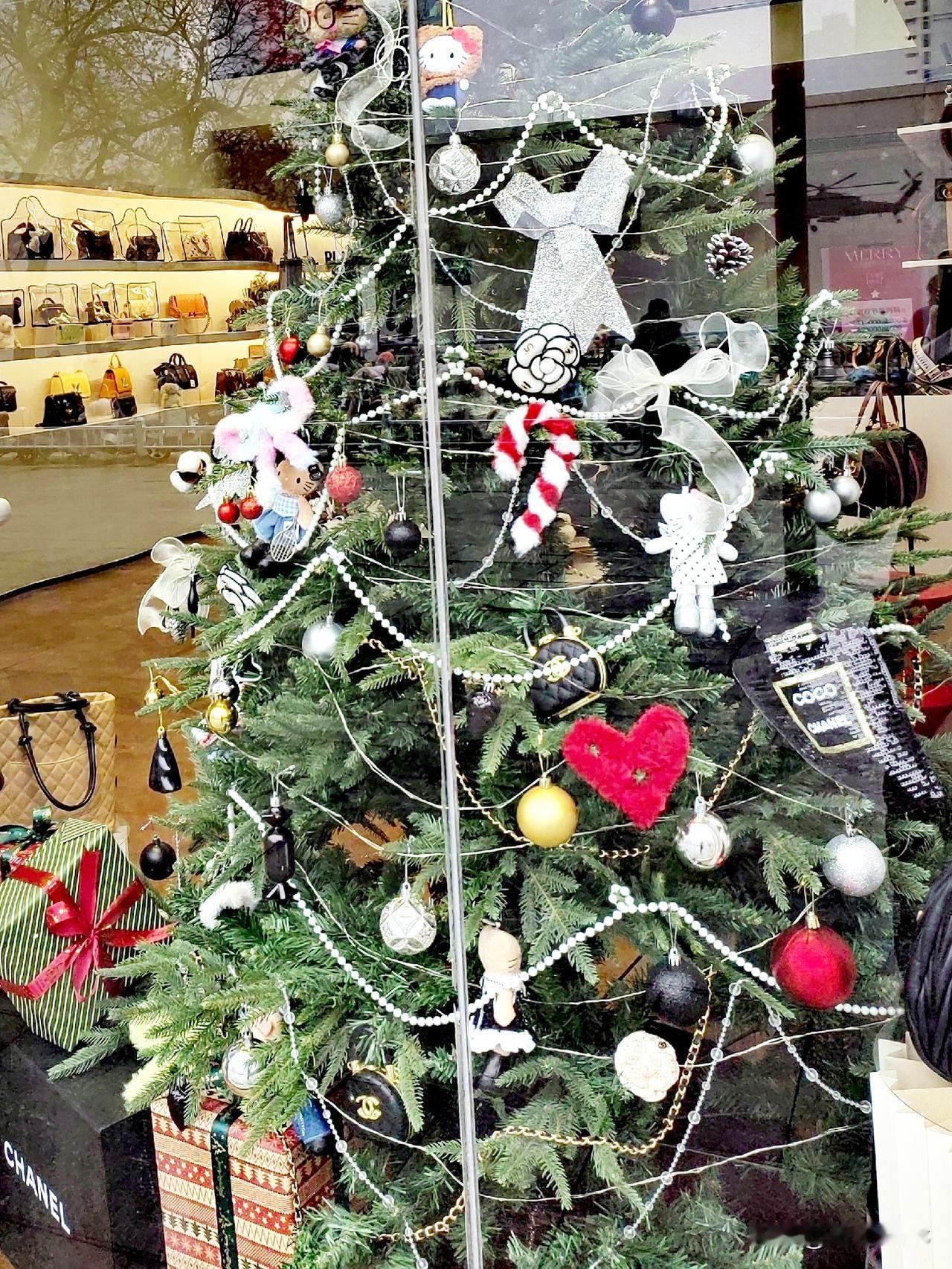 圣诞节🧑‍🎄快到了，
晒晒圣诞节礼物图。

圣诞树🎄装饰一新，
把它拍下了