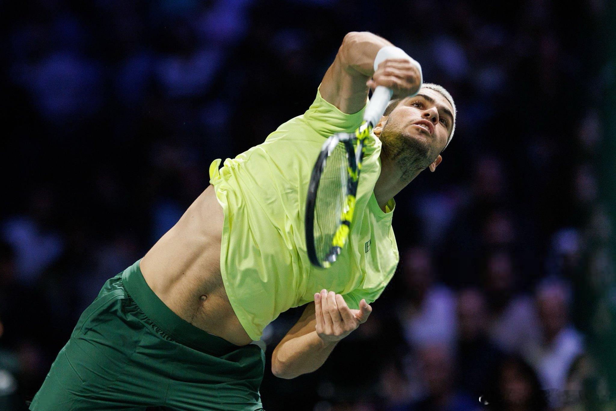 阿尔卡拉斯巴黎赛首战出局 虽然意外出局，但是腹肌以及白头发+亮色穿搭还是可以看看