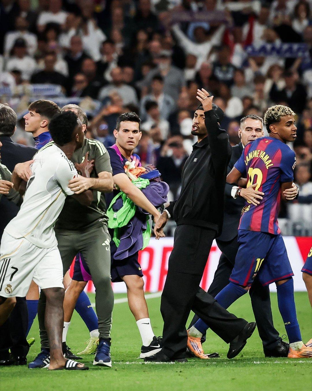 阿斯报：国家德比结束后，在巴萨更衣室里，球员听到马德里更衣室里传来欢呼和庆祝的喊