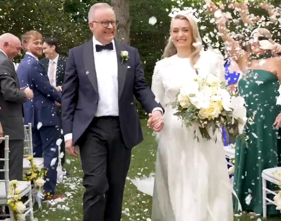 澳总理阿尔巴尼斯晒婚礼照，准新娘穿着白色婚纱美翻了！11月29日澳总理和女友举行