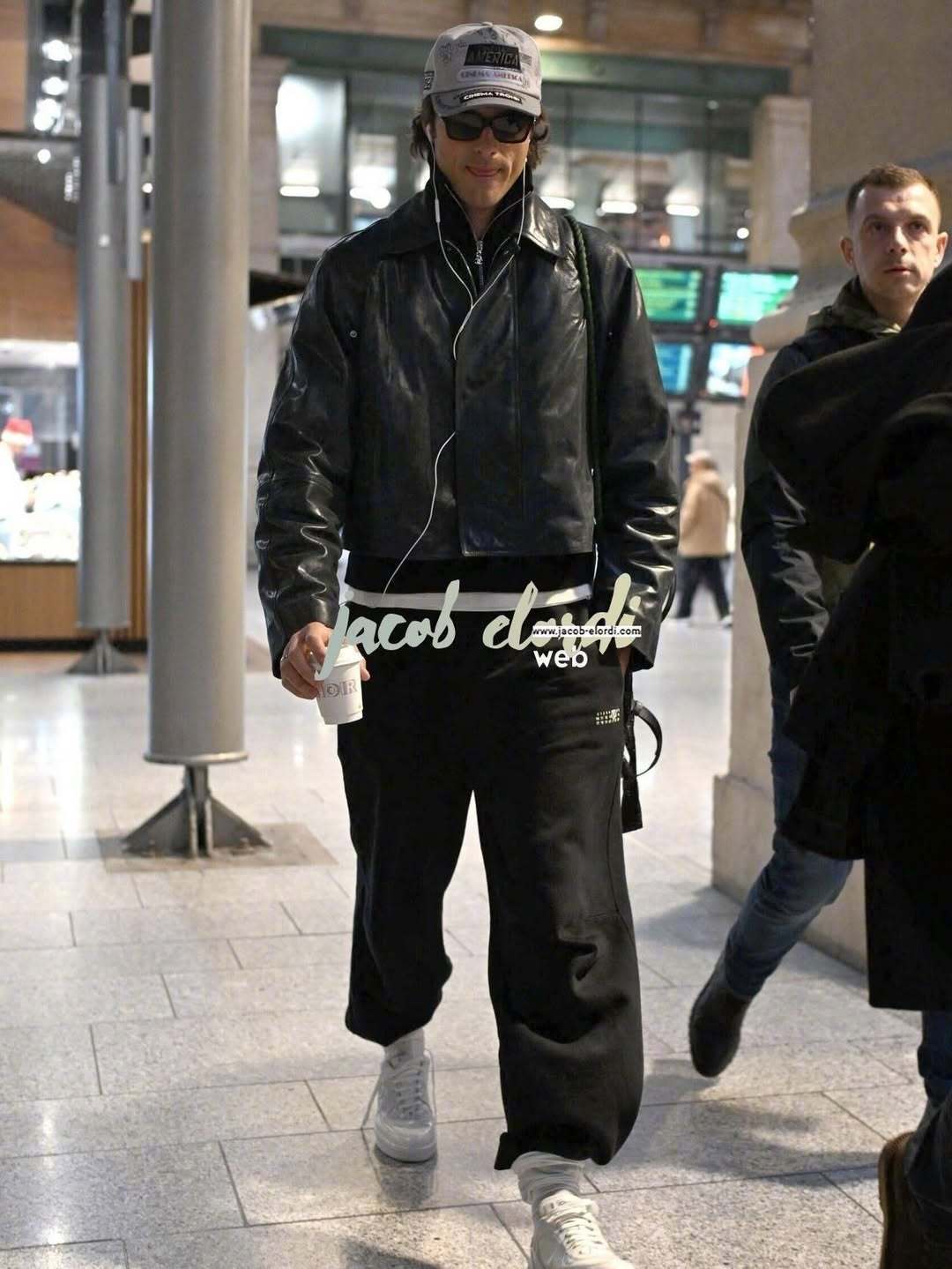 Jacob Elordi的巴黎香奈儿时间在新季鞋款上架的第一时间便已穿上脚走过巴