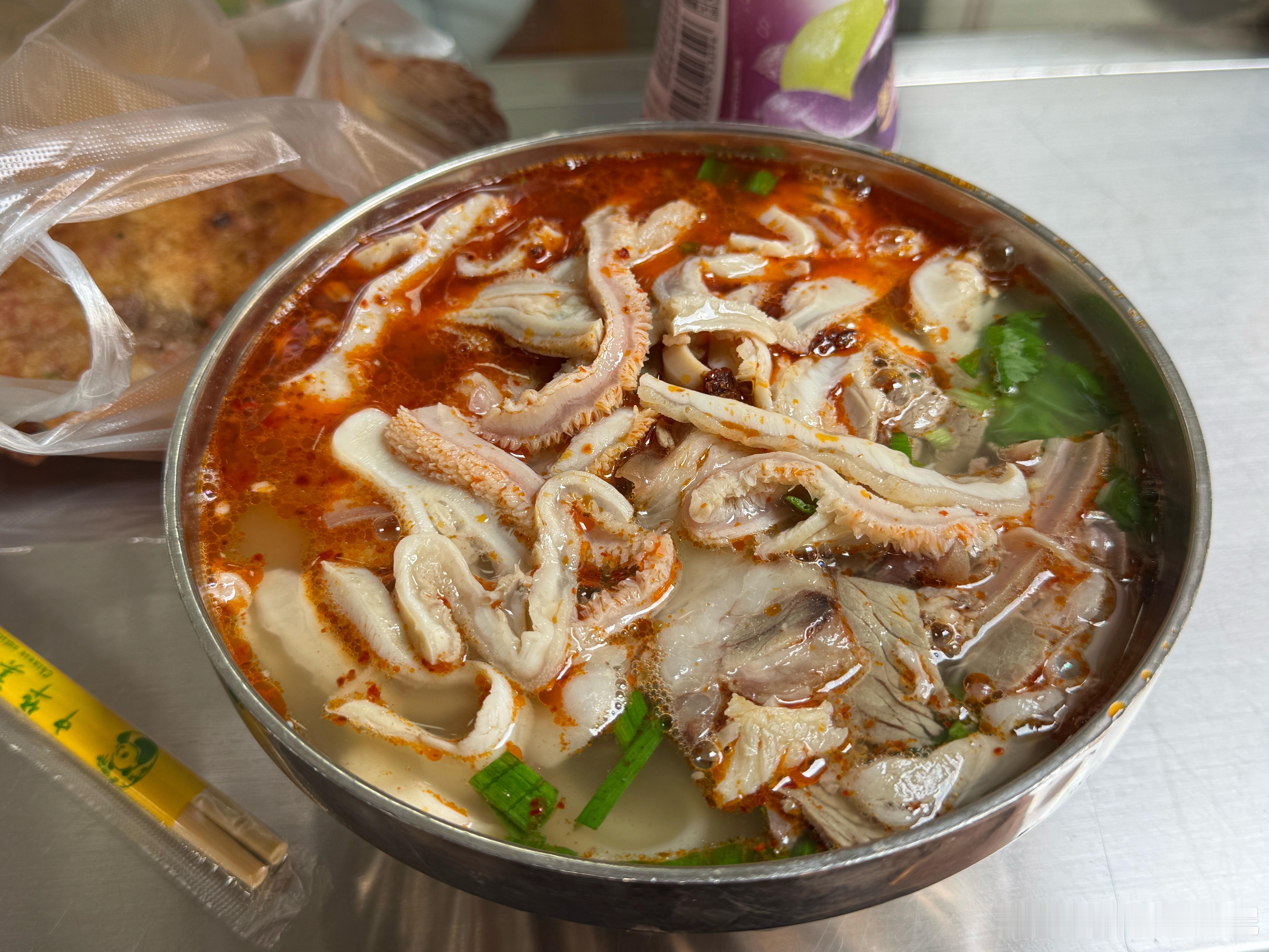羊肉粉和这个排队人巨多的肉饼都吃了 羊肉粉不错，这肉饼感觉就一般了。回家了，后天