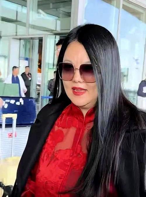 李湘面相注定婚姻失败？
她却活成了所有女人羡慕的样子。
面相书说她面大鼻孤，夫缘