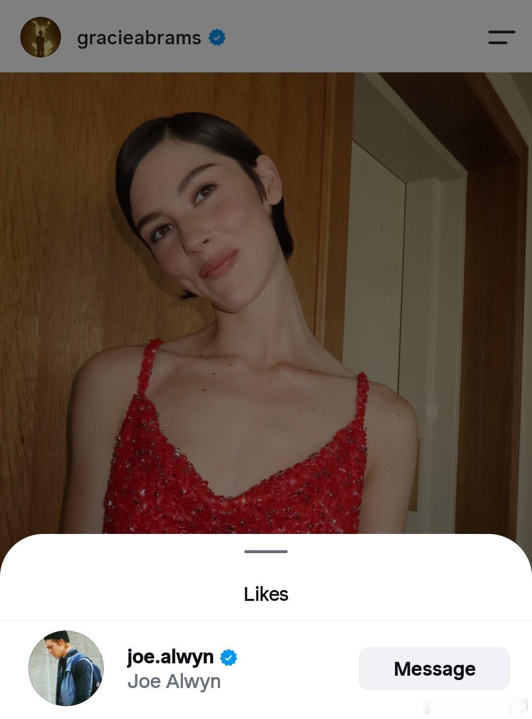 瓜西Gracie Abrams出席霉霉婚礼，霉霉前任之一Joe Alwyn居然还