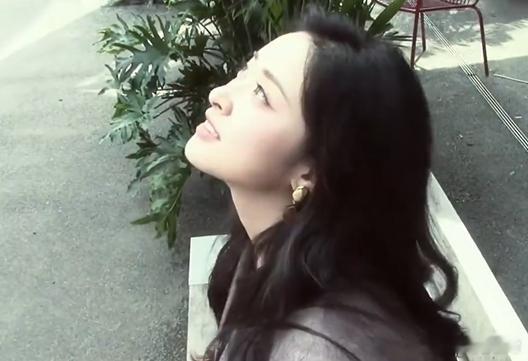 徐若晗拍的沈月 看完徐若晗拍的沈月，直接被甜晕！小视频配上老歌，氛围感直接拉满，