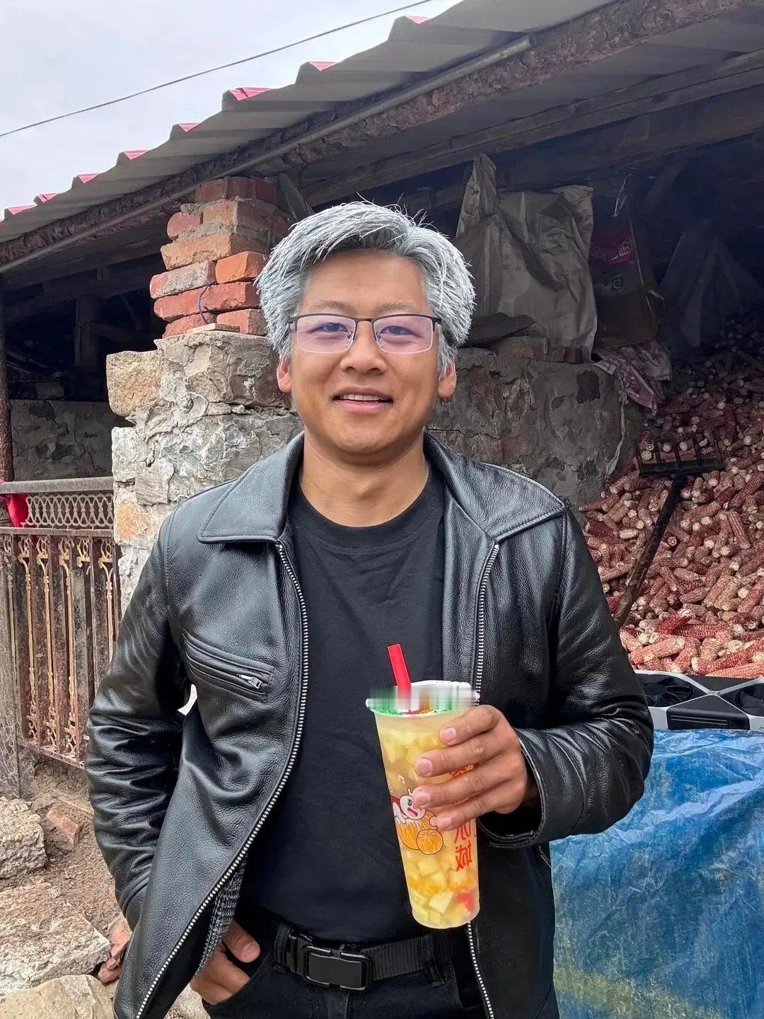 黄仁勋先生也有模仿者了。近十天内，“黄银勋”账号涨粉数万，每天直播间涌入上万人。
