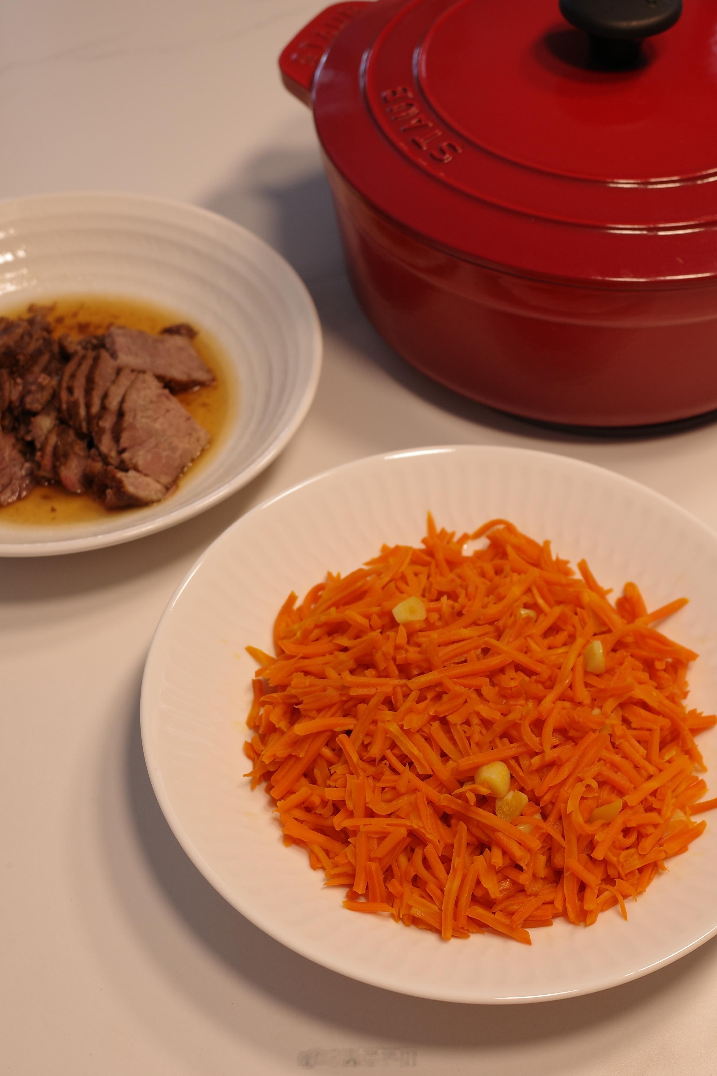 今天吃什么 炒胡萝卜丝、酱牛肉、干贝老南瓜包菜汤，主食是空气炸锅微烤圆老面馒头（