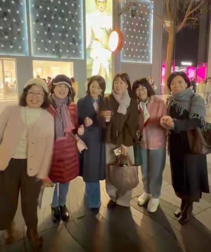杭州湖滨步行街跨年夜惊现“六仙女”：从同事到闺蜜三十年，连续二十年共赴跨年之约，