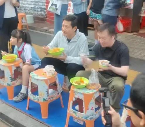支持雷军！
黄仁勋虽姓黄，虽然也是黄皮肤，但他不是中国人，而是黄皮白心的香蕉人，