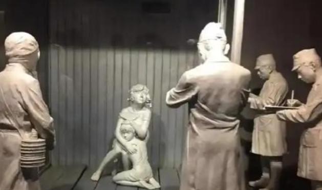 1938年，为了满足自己对女性生殖构造的好奇心，一鬼子军医让人把一女人使劲儿摁倒