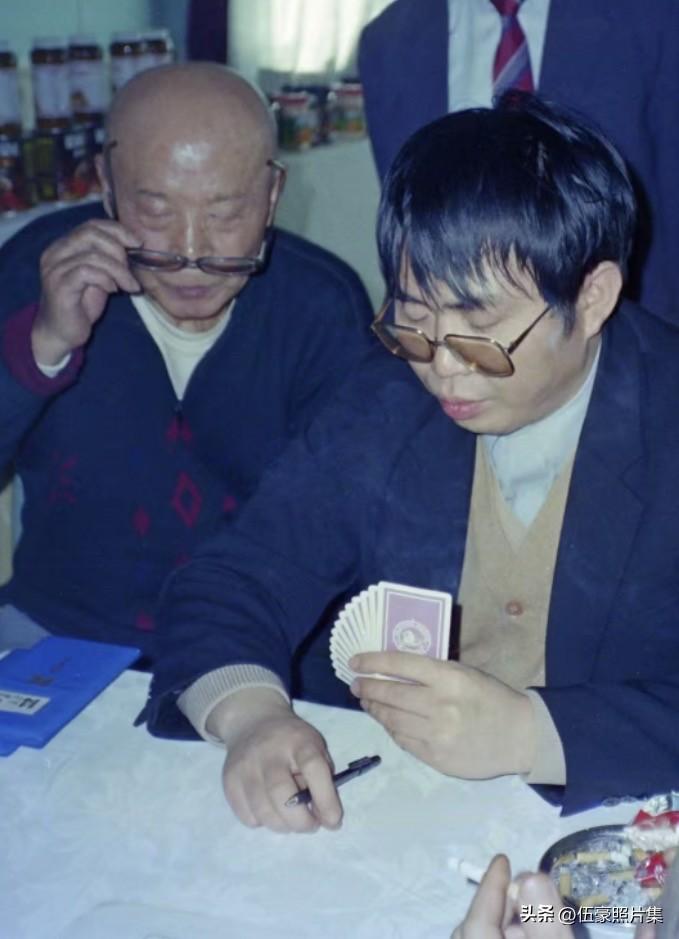 两张开国上将吕正操观看聂卫平打桥牌的老照片（来自网络）。吕正操和聂卫平都是著名的