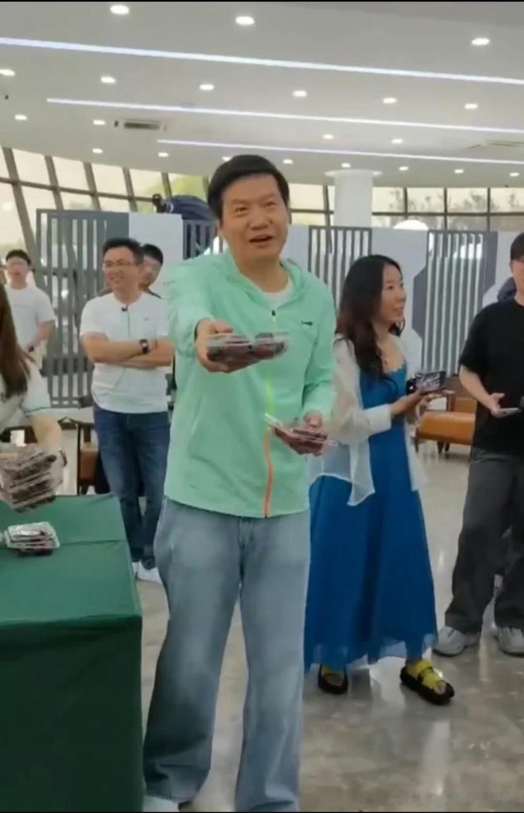 雷军回应装600斤车厘子被指违规深刻阐述了什么叫做“吹毛求疵，没事找事”。拿着放