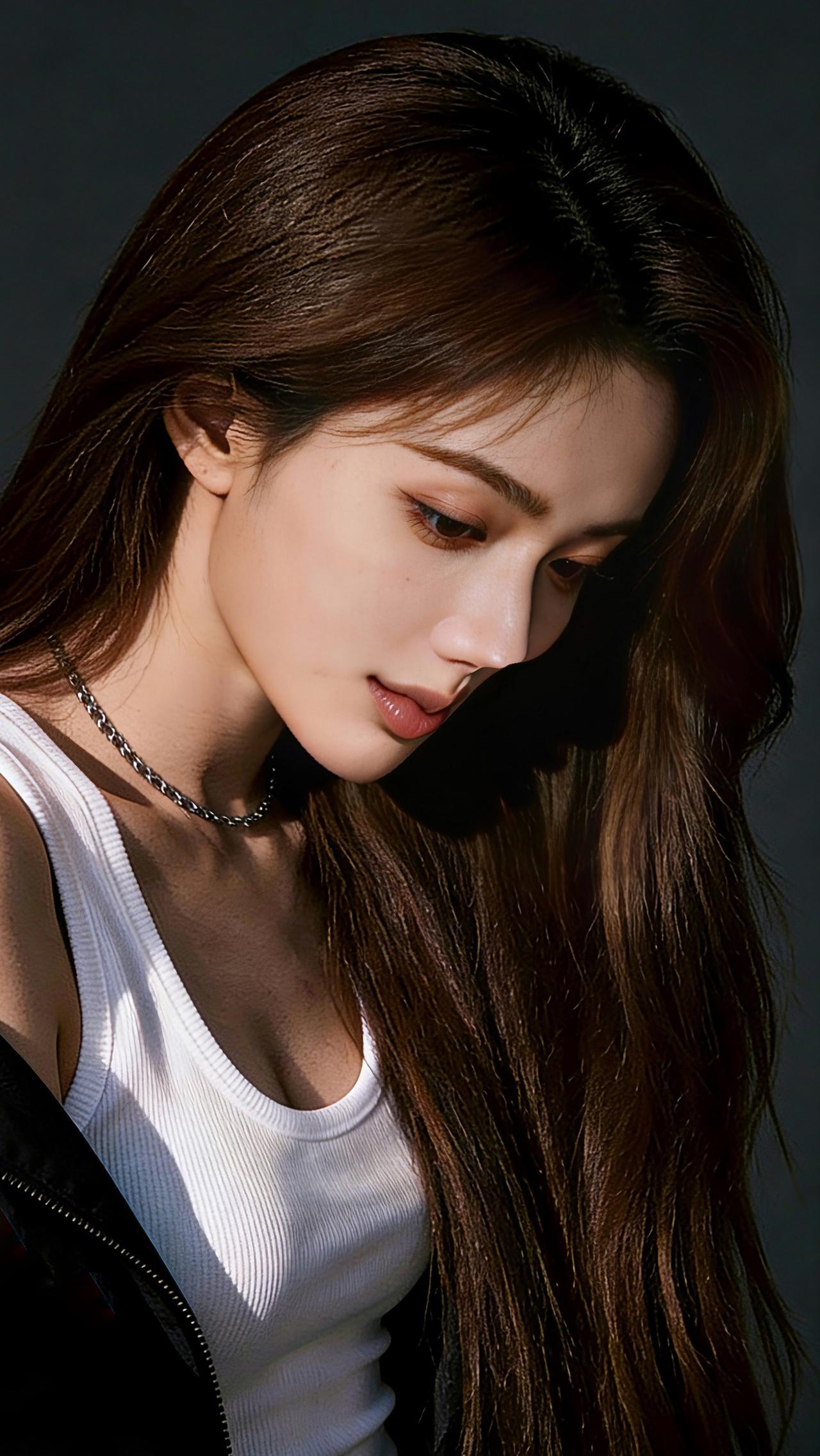 九帧都是她！乌发如绸垂落，白背心配黑外套随性飒爽，银链在颈间闪细光。眼里有星子，