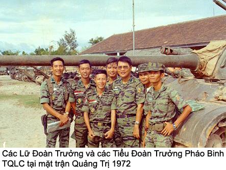 1972年越南共和国海军陆战队在缴获的北越坦克前合影