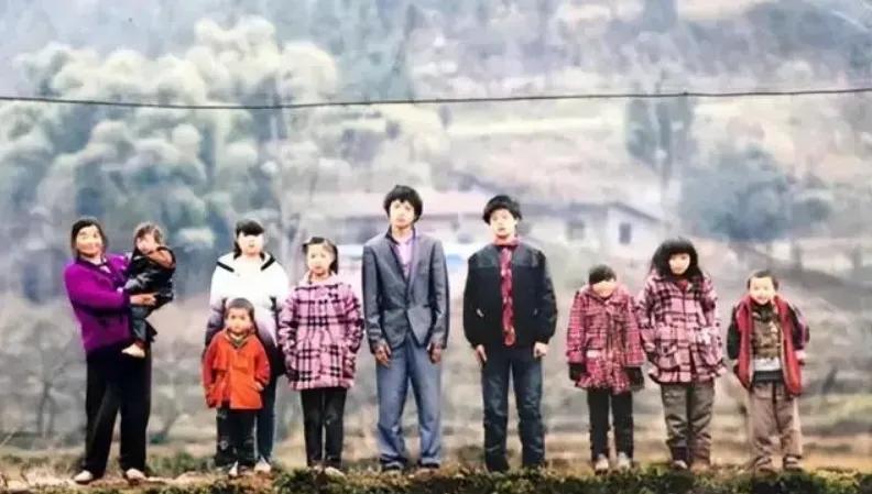 “存钱不如存子！”1997年，四川男子望着家中的一儿一女，催促妻子继续生孩子。何