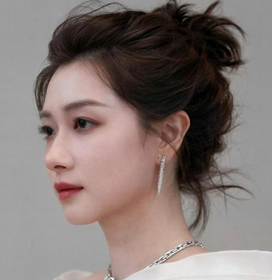 在2026年8月23日晚举行的第二十一届中国长春电影节开幕式上，演员万茜以本届电