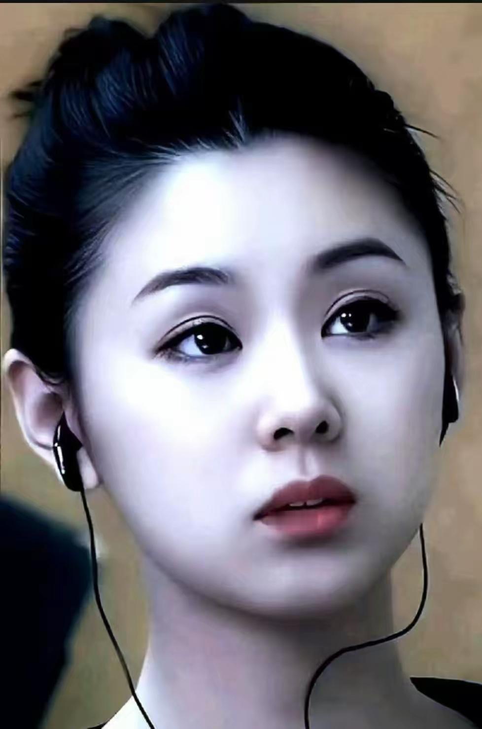 王雷的老婆真吓人，恐怖片她都可以本色出演了！这张脸异常苍白，几乎看不到一点血色。