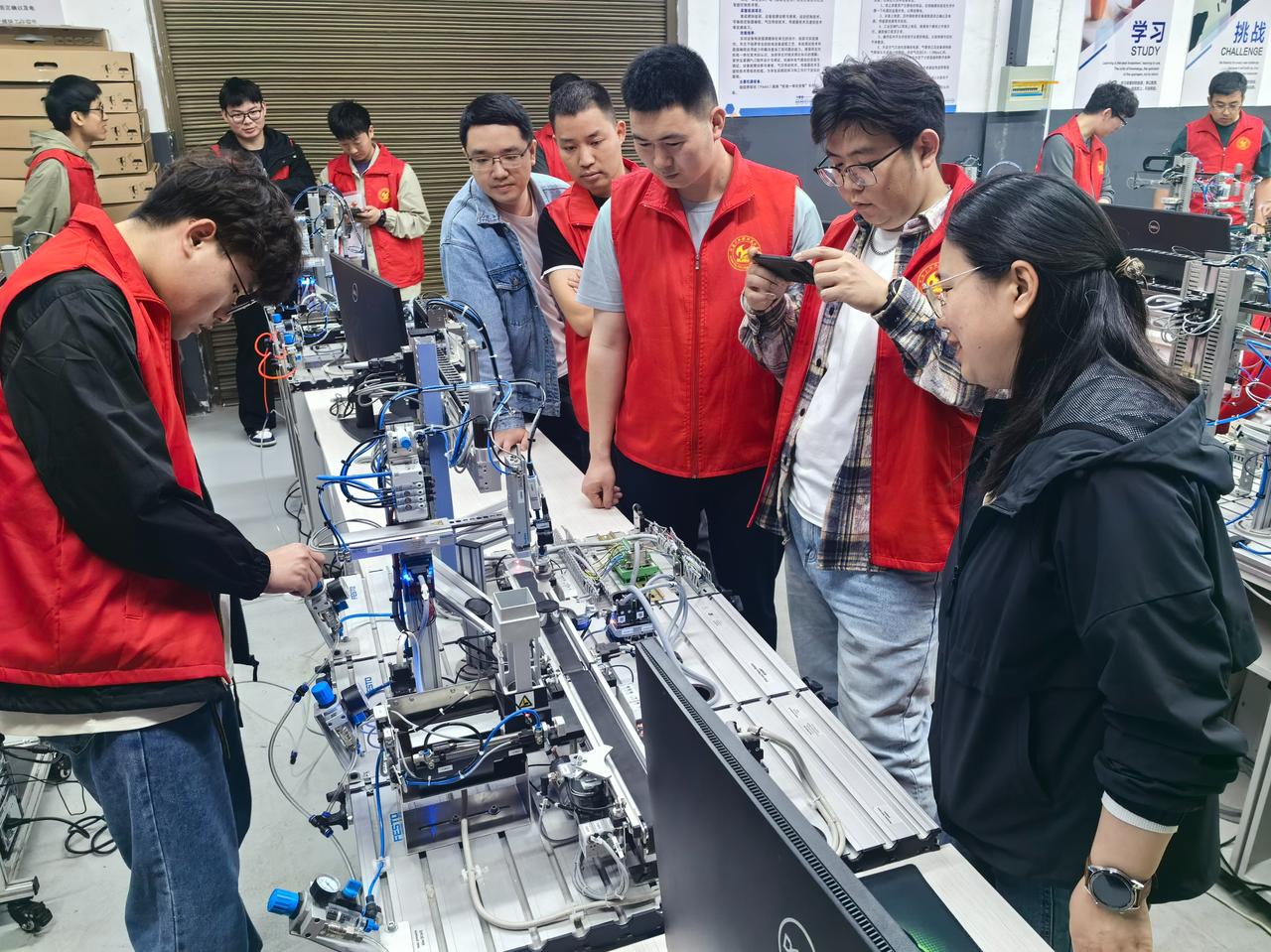 三个信号连成一根绳：AI 别乱用，收入得涨，消费才转得动 



有辣椒酱生产企