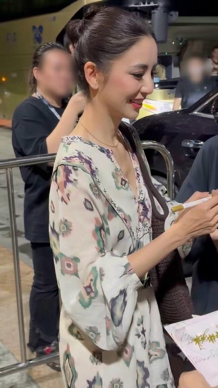 一、长相：异域韵味糅合东方古典美，耐看且可塑性极强
 
她是锡伯族自带淡淡异域骨