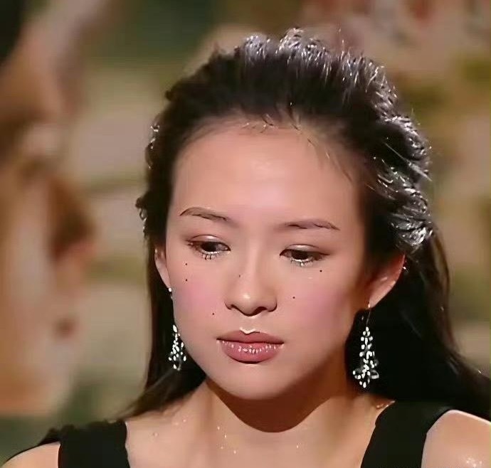 章子怡20年前的妆造简直靓绝了，绝对天生的电影脸，360度无死角的美！ 