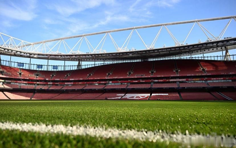 据《太阳报》的报道，阿森纳因推出收费395英镑的“名宿陪同”球场观光项目引发球迷