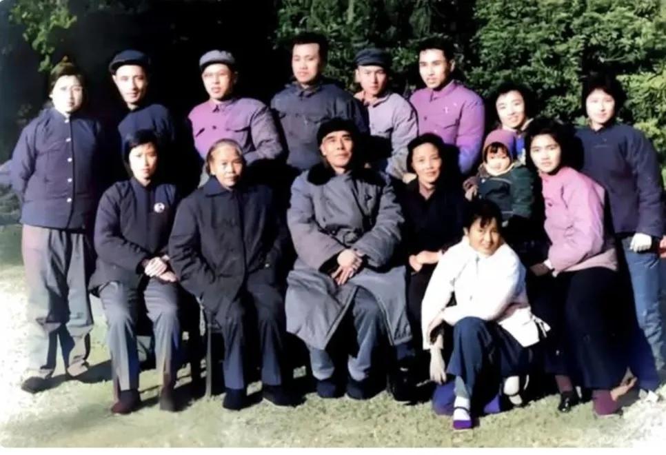 “毛毛”毛岸红找到了，但毛主席不认。贺子珍认下了，不幸的是1971年“毛毛”因病