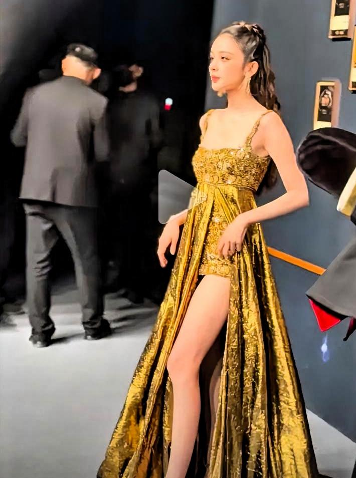 娜扎这次，把“定毯神针”四个字焊死在身上了。

什么压轴，什么比美。都不如她往那