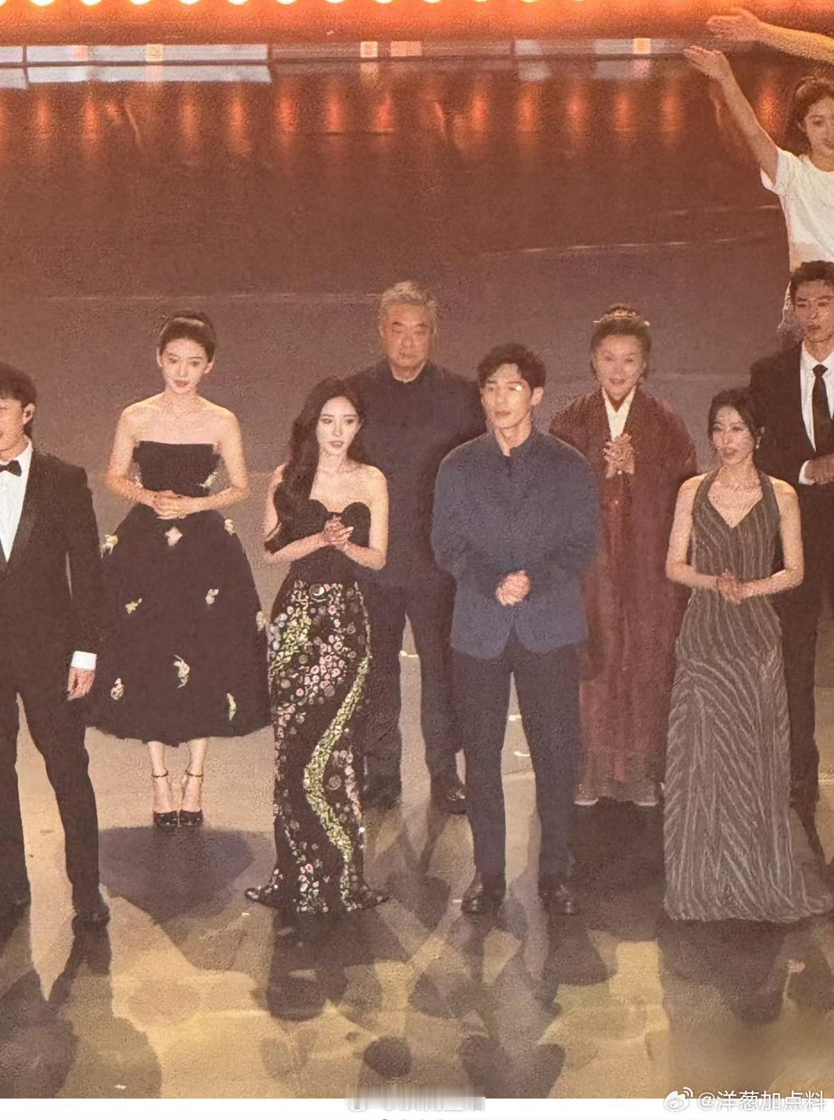 杨幂章若楠周雨彤同框幂姐好闪耀[期待] ​​​