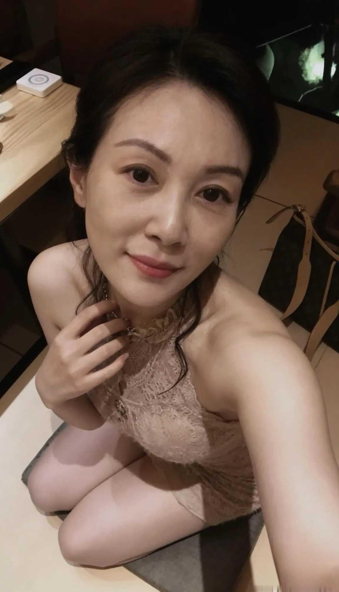 54的年龄，40岁的脸，30岁的身材，20岁的声音！女人还是要保养哦[呲牙][呲